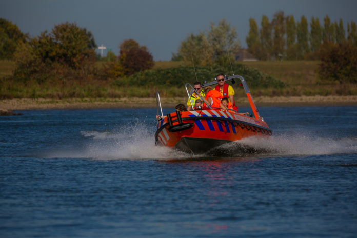 Brandweerboot_Gerard van Eldik_shutterstock_1201999144