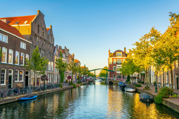 Leiden Gracht Brug Bootjes_trabantos SLASH shutterstock_1398240221