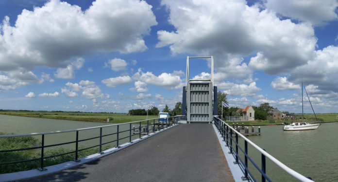 Brug Friesland_shutterstock_1473939995
