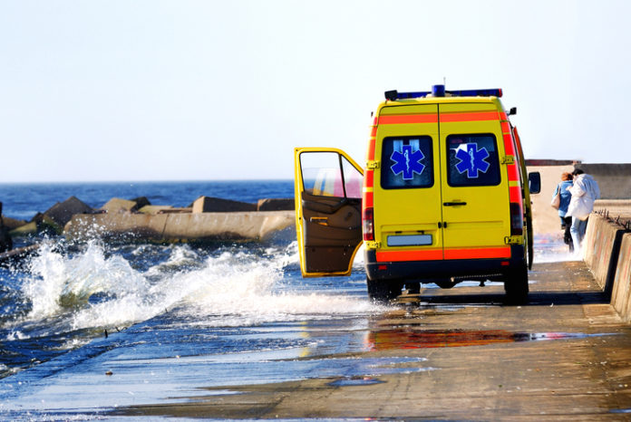 Ambulance water_Aleksey Stemmer SLASH shutterstock_114223378_uitsnede