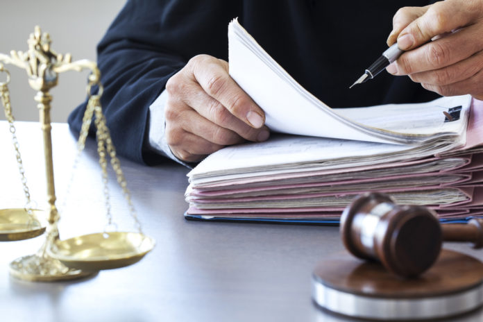 Rechter Verslag werk_sebra SLASH shutterstock_565403482