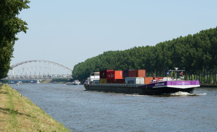Rijn Nederland_Dafinchi SLASH shutterstock_1462869626_ALLEEN REDACTIONEEL