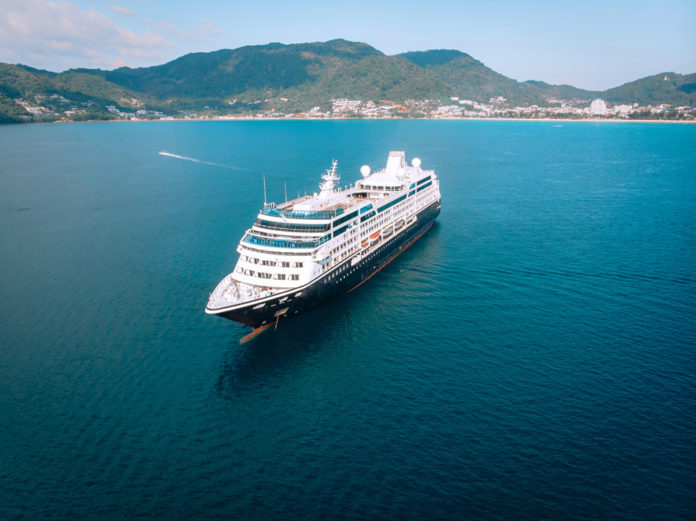 Cruiseschip Phuket SLASH Semachkovsky SLASH shutterstock_1252998970
