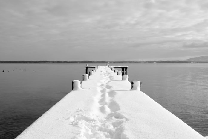 24 webvertising black-and-white-boardwalk-boat-bridge-276425