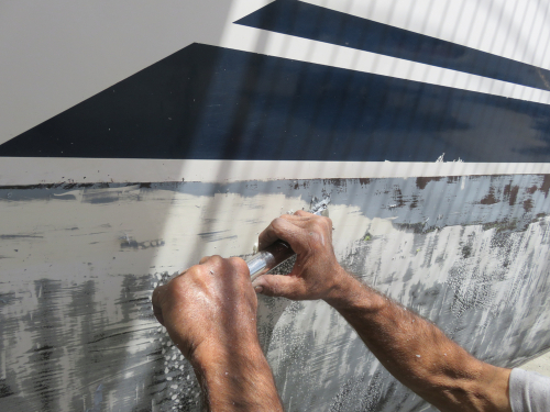Antifouling_Schrapen_ Luzzu_shutterstock_1410945689