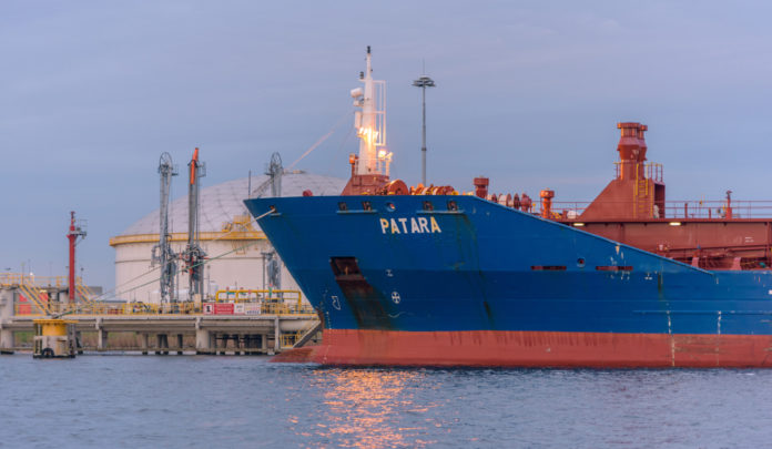 Haven Amsterdam olie tanker_Nieuwland Photography SLASH shutterstock_1601859718