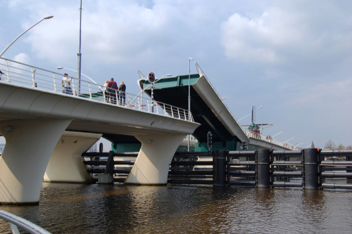 Open brug_travellifestyle_shutterstock_1323875828