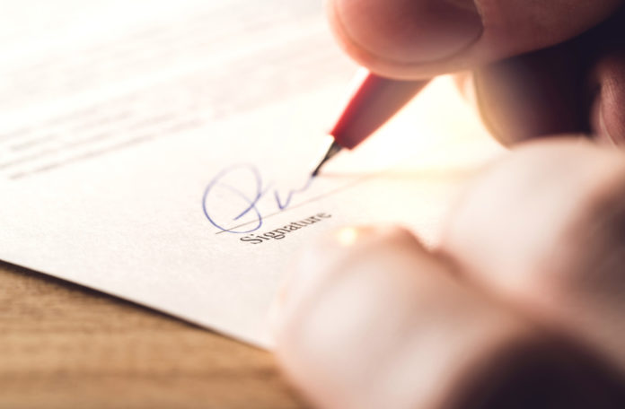 Handtekening_Tero Vesalainen SLASH shutterstock_1212797896
