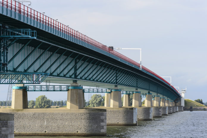 Haringvlietbrug_Peter Braakmann_shutterstock_212389279