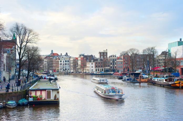 Amsterdam_ joyfull_ALLEEN REDACTIONEEL_shutterstock_185923115
