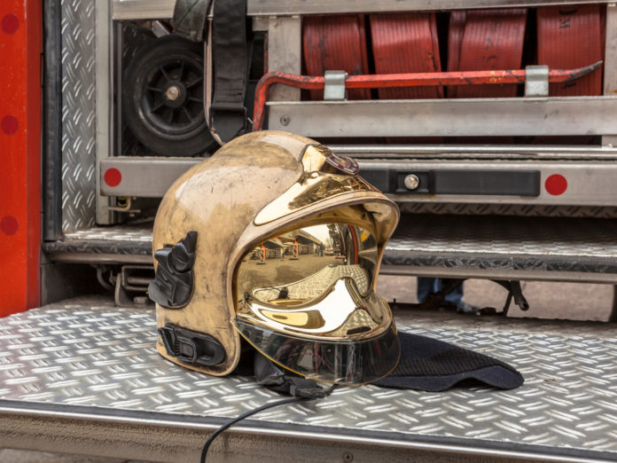 Brandweer_helm_Rudmer Zwerver SLASH shutterstock_602779631