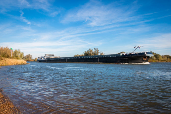 IJssel binnenvaartschip_Hulshof pictures SLASH shutterstock_1544020031