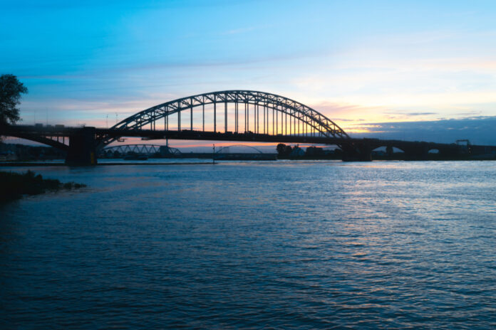 Nijmegen maas waal kanaal_Daniel Doorakkers SLASH shutterstock_1410017087