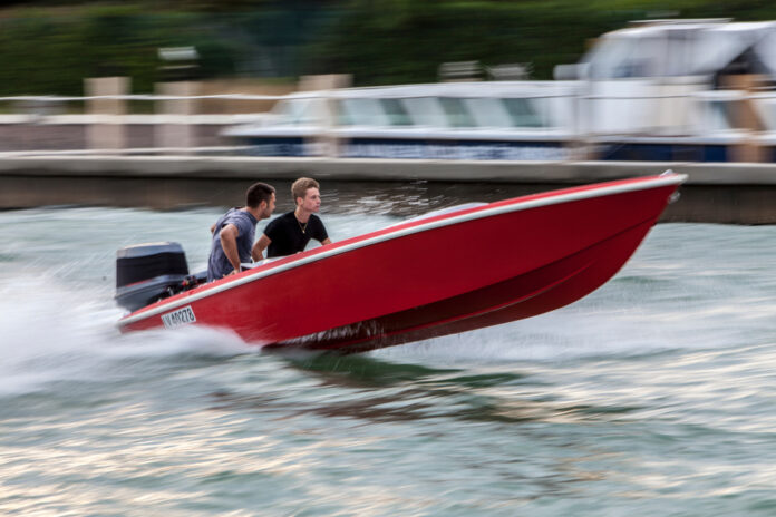 Rode speedboot_Radu Razvan SLASH shutterstock_1107436697_ALLEEN REDACTIONEEL