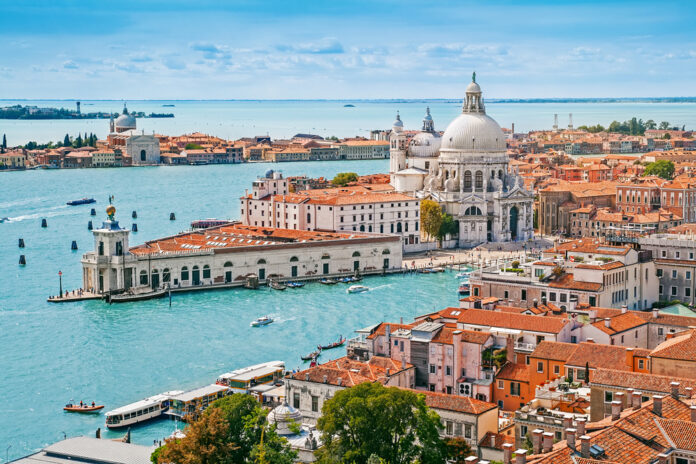 Venetie_Pani Garmyder SLASH shutterstock_322397525