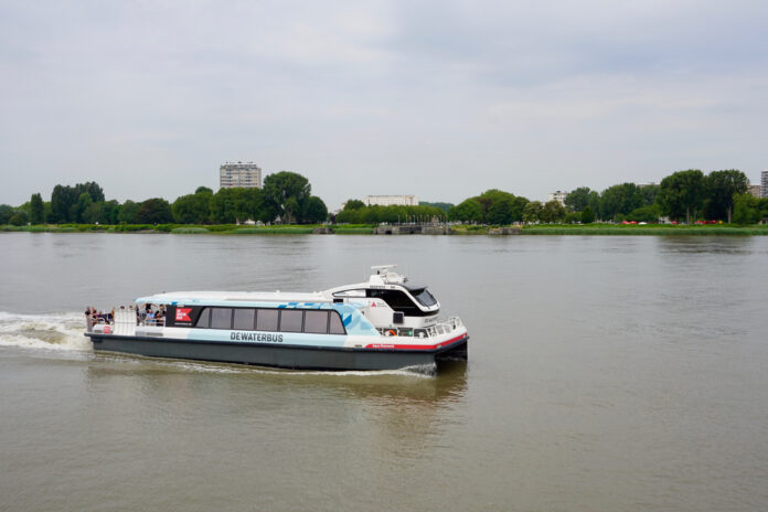 Waterbus_Adrie Oosterwijk_REDACTIONEEL_shutterstock_1718344294