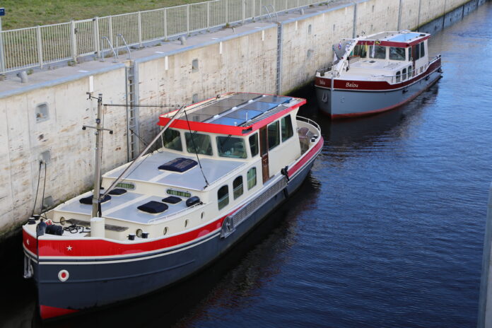 luxe motor en Vripack samen in de sluis