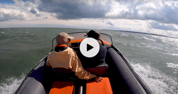 BootAanBoot-mijl in een minispeedbootje video