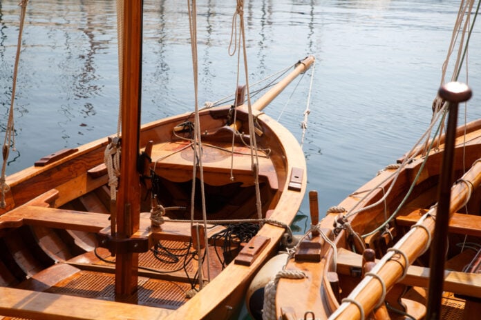 Fragments,Of,Wooden,Sailing,Yachts,Moored,At,The,Waterfront.