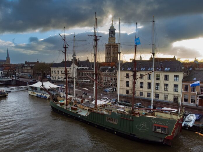 Spiegelretourschip Soeverein aan de kade in Kampen foto Freddy Schinkel