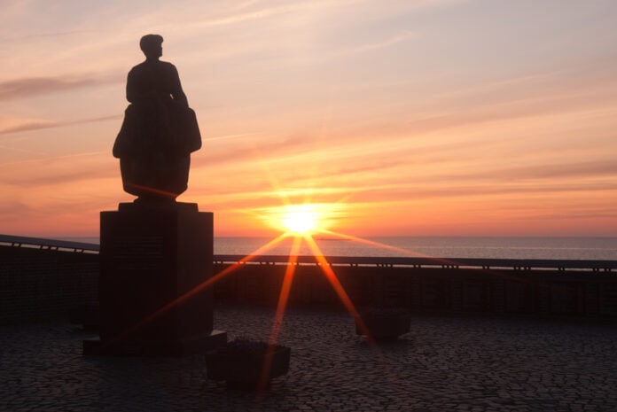 Statue,For,The,Drown,Fishingman,In,Urk,,The,Netherlands
