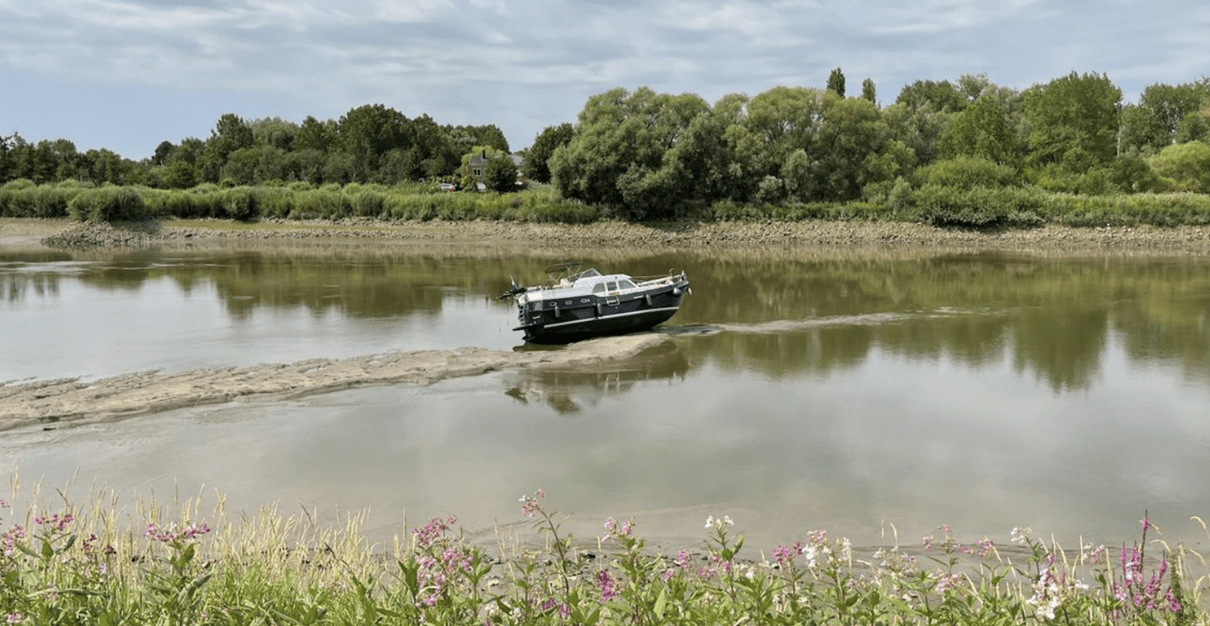 Plezierjacht vast op zandbank in Rumst - BootAanBoot.nl - dagelijks watersportnieuws voor de watersp