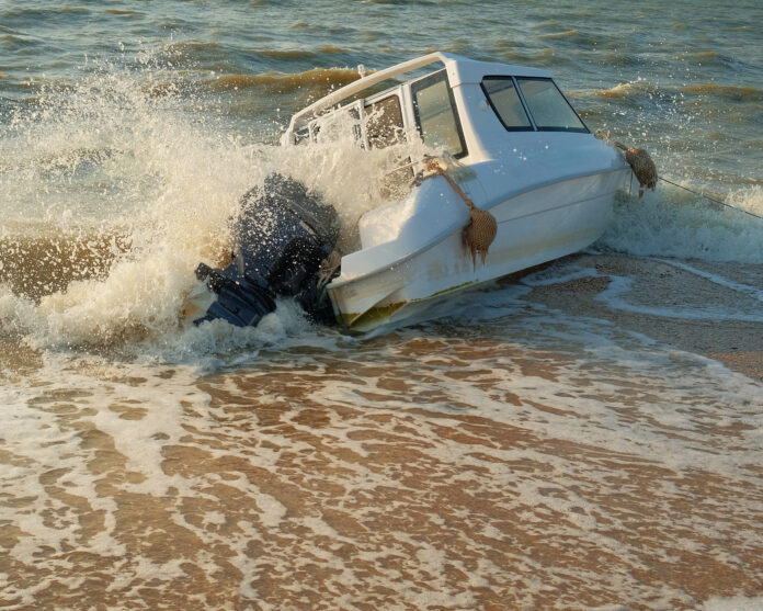 Boot strandt op zandbank