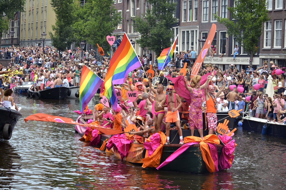 Canal Parade Amsterdam viert vandaag 25-jarig jubileum - BootAanBoot.nl - dagelijks watersportnieuws