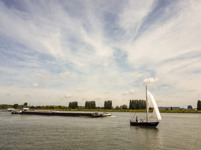 Binnenvaart,,Translation,Inland,Shipping,,inland,Shipping,On,The,River,Moving