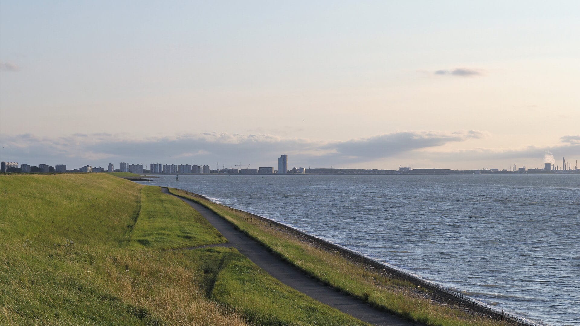 Twee mensen uit Westerschelde gered door KNRM - BootAanBoot.nl - dagelijks watersportnieuws voor de 