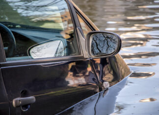 Close-up auto in water geraakt