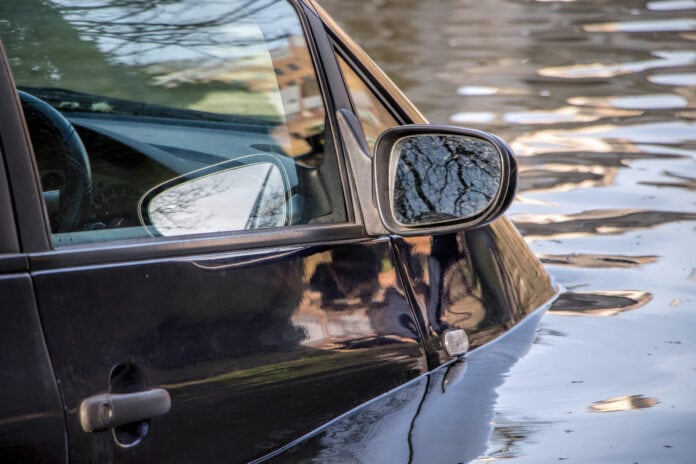 Close-up auto in water geraakt