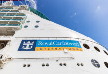 Royal Caribbean logo op schip