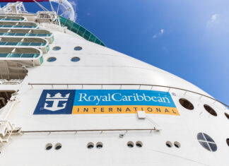 Royal Caribbean logo op schip