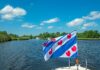 Op het water met Friese vlag op dek