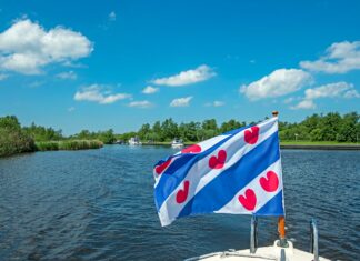 Op het water met Friese vlag op dek