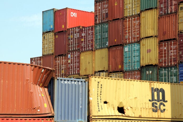 Hamburg,,Germany,-,June,30,,2019:,Shipping,Containers,Stacked,At Beschadigde vracht