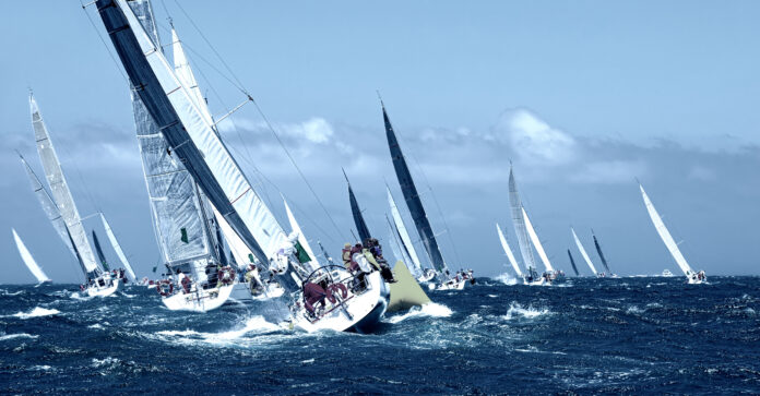 Sailboat,Under,White,Sails,At,The,Regatta.,Sailing,Yacht,Race Zeilboten varen