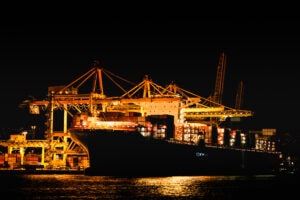 schip bij haven in de nacht