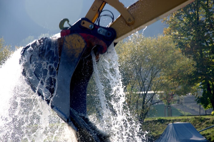 Excavator,Bagger,In,Water,Digging,For,Mud Baggeren vaargeul water