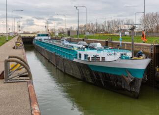 Boot ligt in Julianakanaal