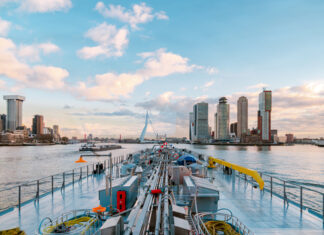 Schip binnenvaart Rotterdam Erasmusbrug