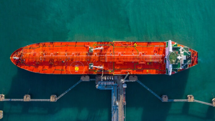 Aerial,View,Tanker,Ship,Vessel,Unloading,At,Port,,Business,Import Olietanker van boven