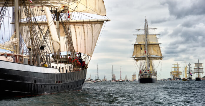 Sailing,Ship,Race.,Tall,Ships.yachting,And,Sailing.,Cruises.,Luxury,Holidays Authentieke zeilschepen racen tegen elkaar