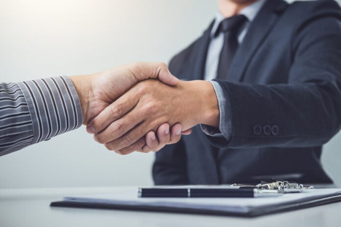 Handshake,Of,Cooperation,Customer,And,Salesman,After,Agreement,,Successful,Car Handdruk verkoop