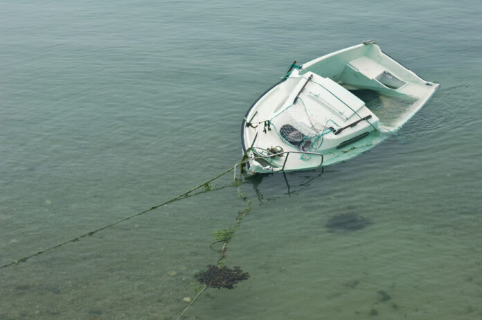 Wreck,Of,A,Small,Sailing,Boat,On,A,Sandbank,In Zinkend bootje
