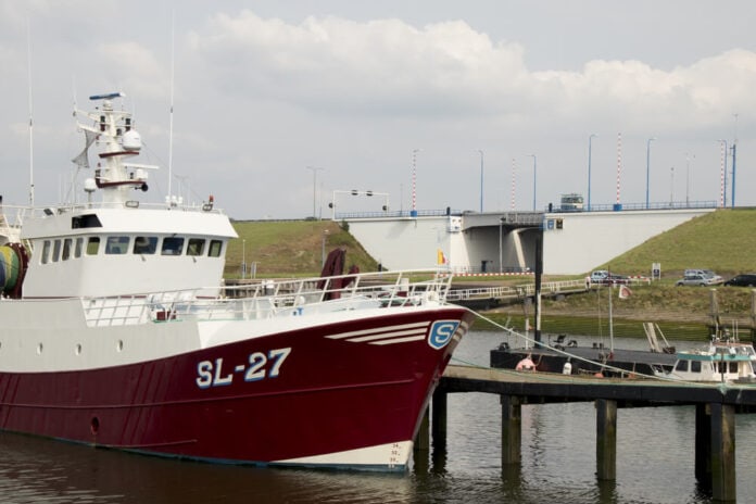 Haven bij Stellendam met schip