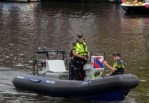 Politie op rubberboot