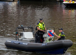 Politie op rubberboot