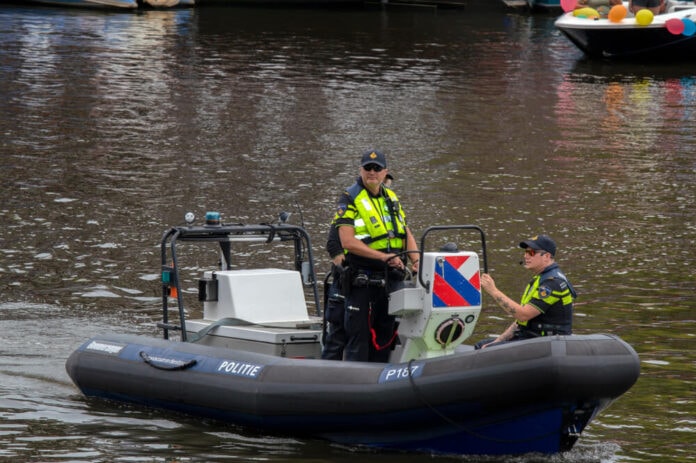 Politie op rubberboot
